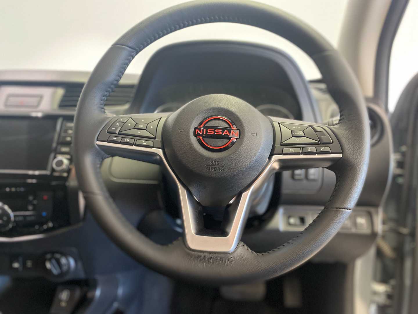 2025 NISSAN Navara 2.5ddti Pro-4x 4x4 a/T D/C P/u - Image 15