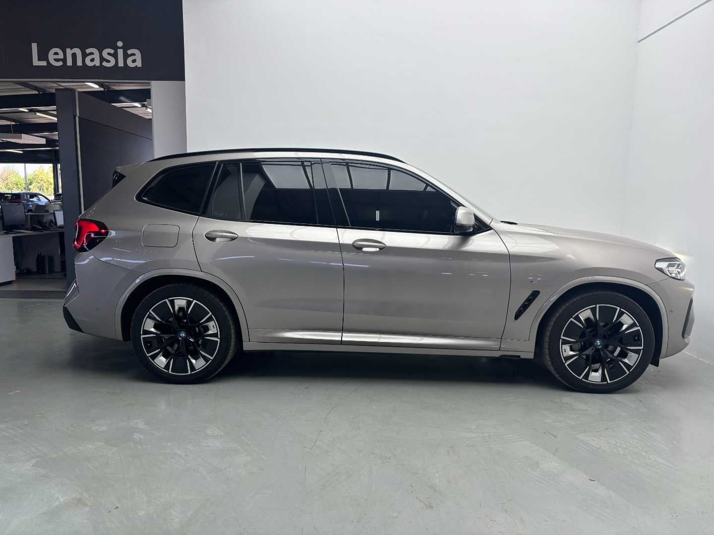 2023 BMW I3/I8/Ix Ix3 - Image 2