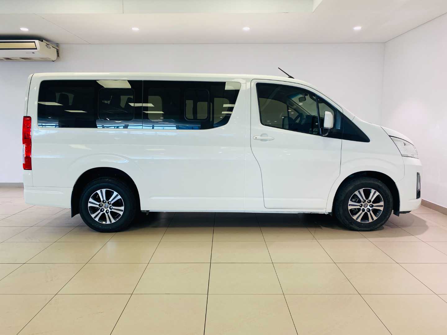 2023 TOYOTA Quantum 2.8 Gl 11 Seat - Image 3