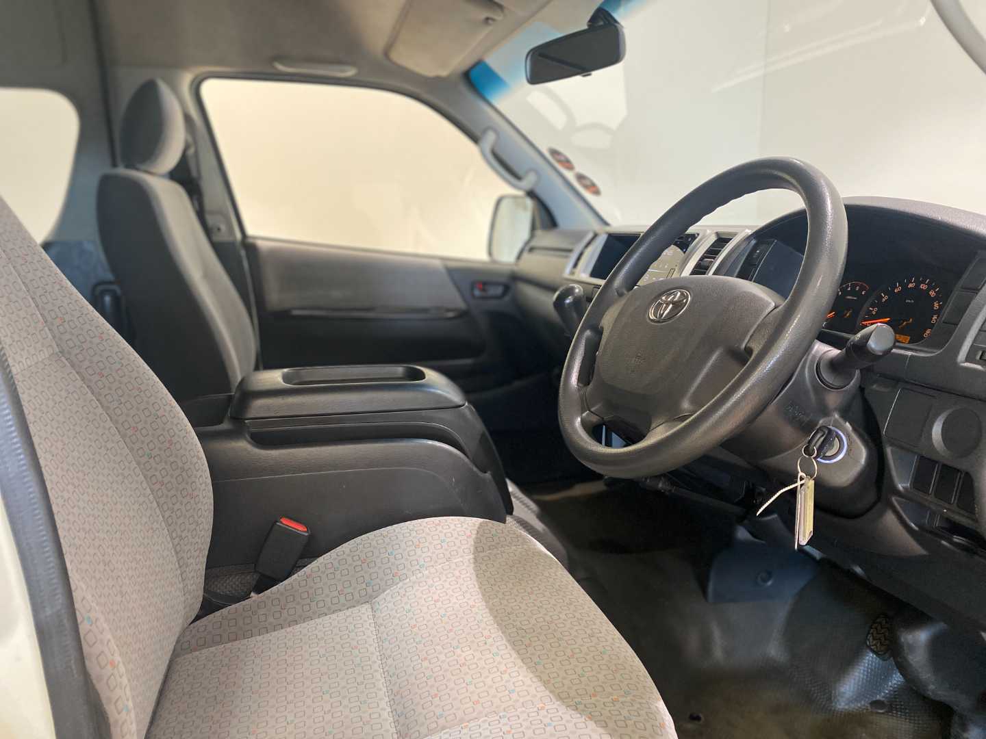 2024 TOYOTA Quantum Hiace 2.5 D-4d 14 Seat - Image 9
