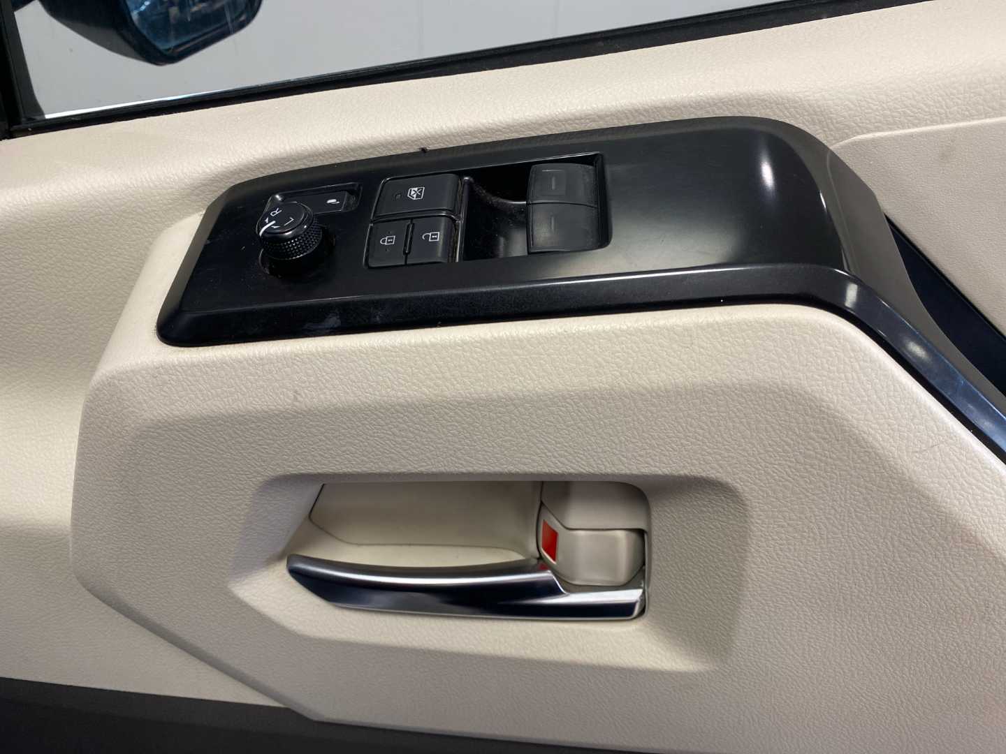 2023 TOYOTA Quantum 2.8 Gl 11 Seat - Image 17