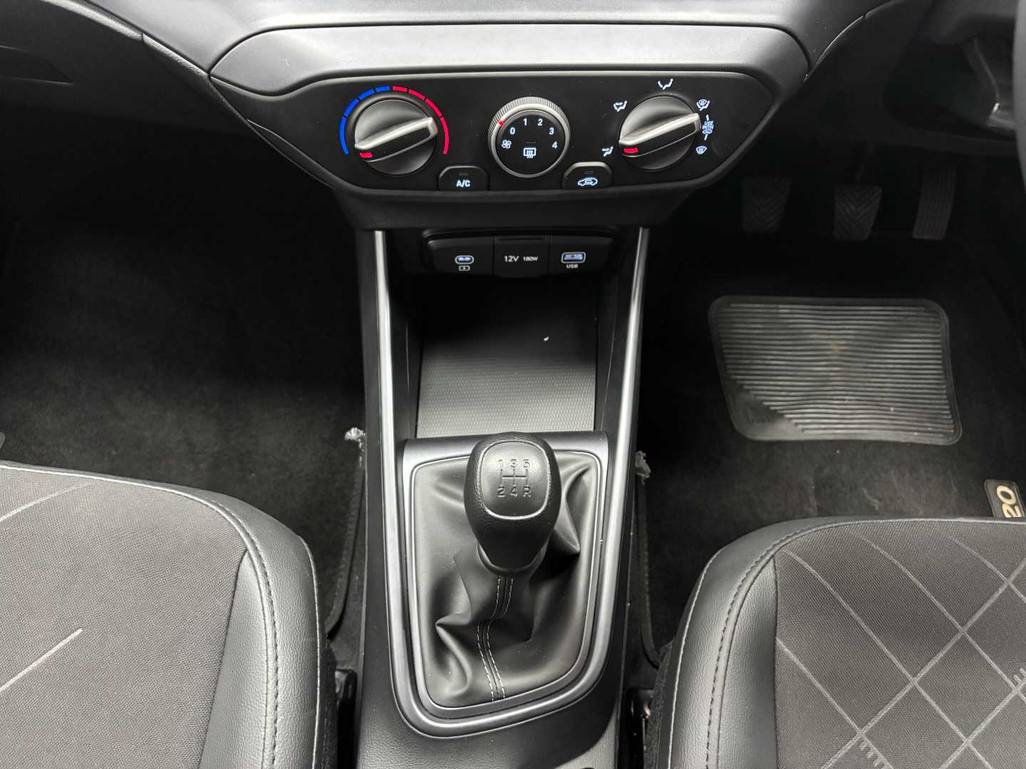 2025 HYUNDAI i20 1.2 PREMIUM M/T - Image 12