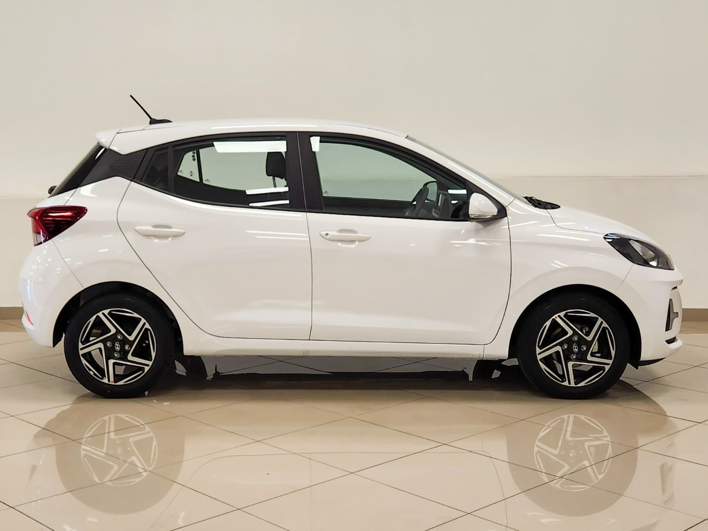2025 HYUNDAI Grand I10 1.0 Executive M/T My24 - Image 3