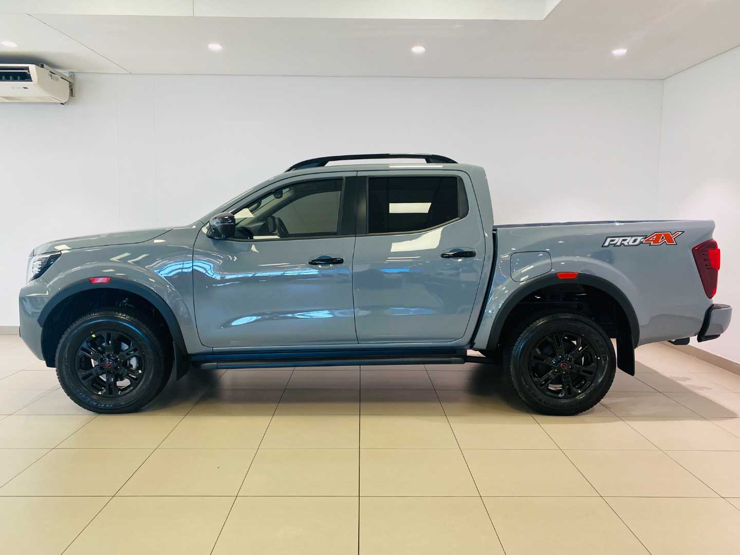 2025 NISSAN Navara 2.5ddti Pro-4x 4x4 a/T D/C P/u - Image 6