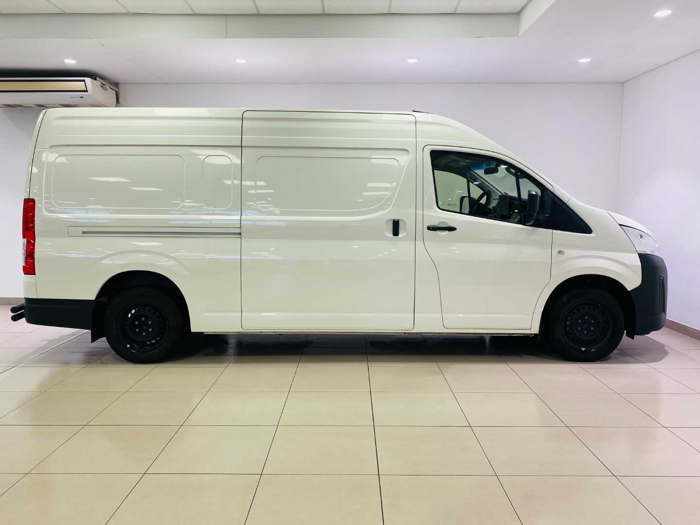 2024 TOYOTA Quantum 2.8 Slwb F/C P/v - Image 3