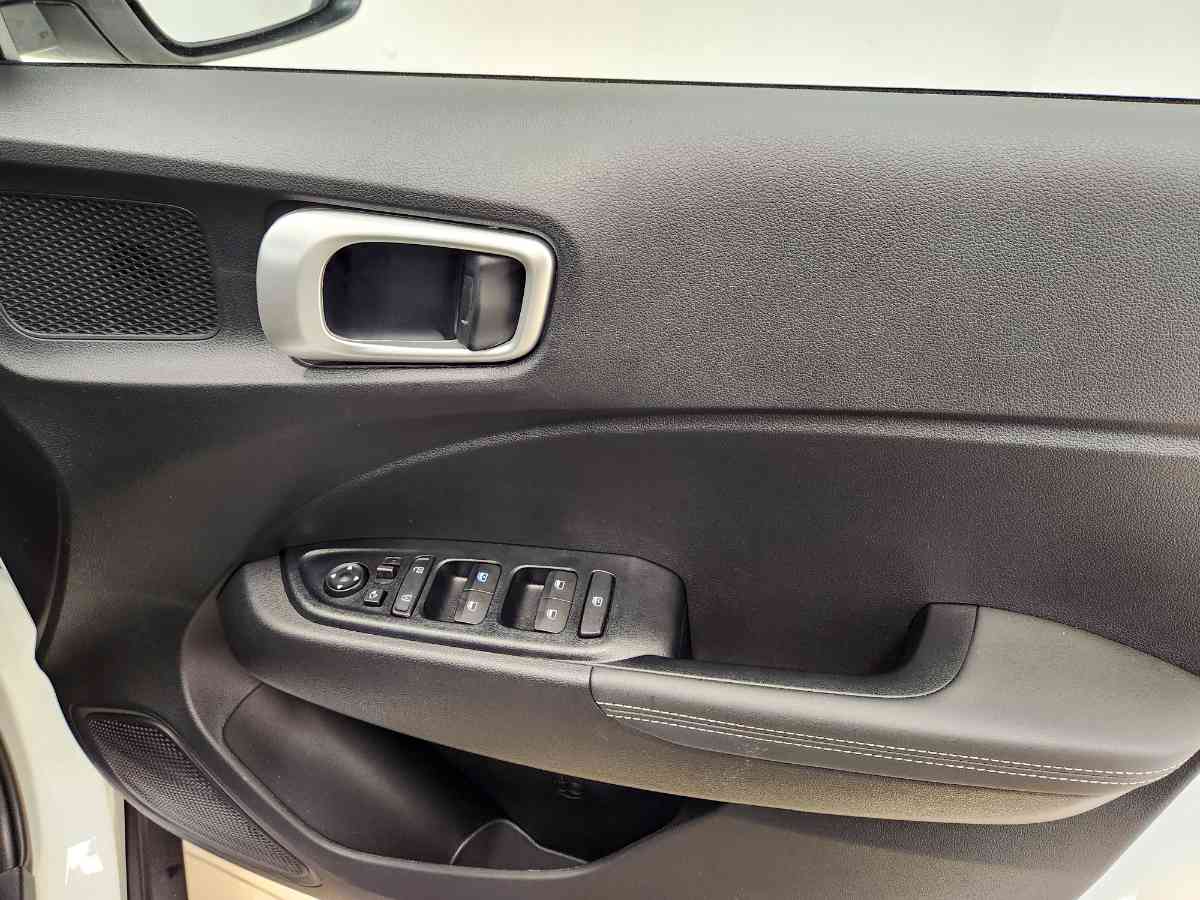 2025 HYUNDAI Venue 1.2 Executive Mt My24 - Image 12