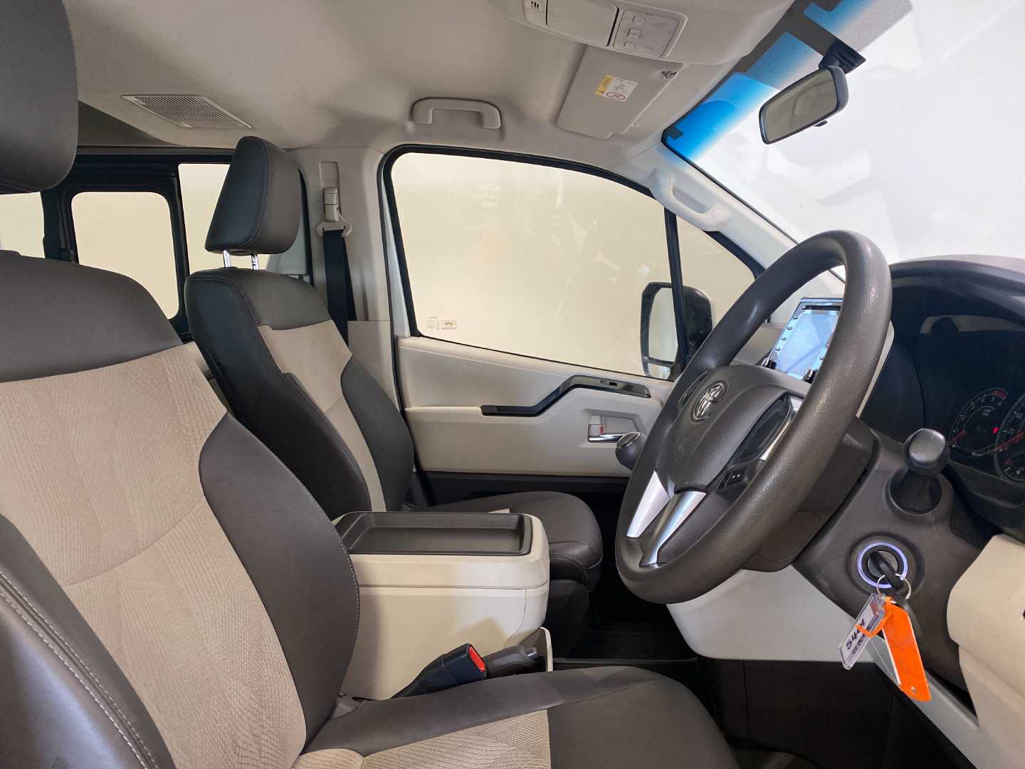 2023 TOYOTA Quantum 2.8 Gl 11 Seat - Image 9