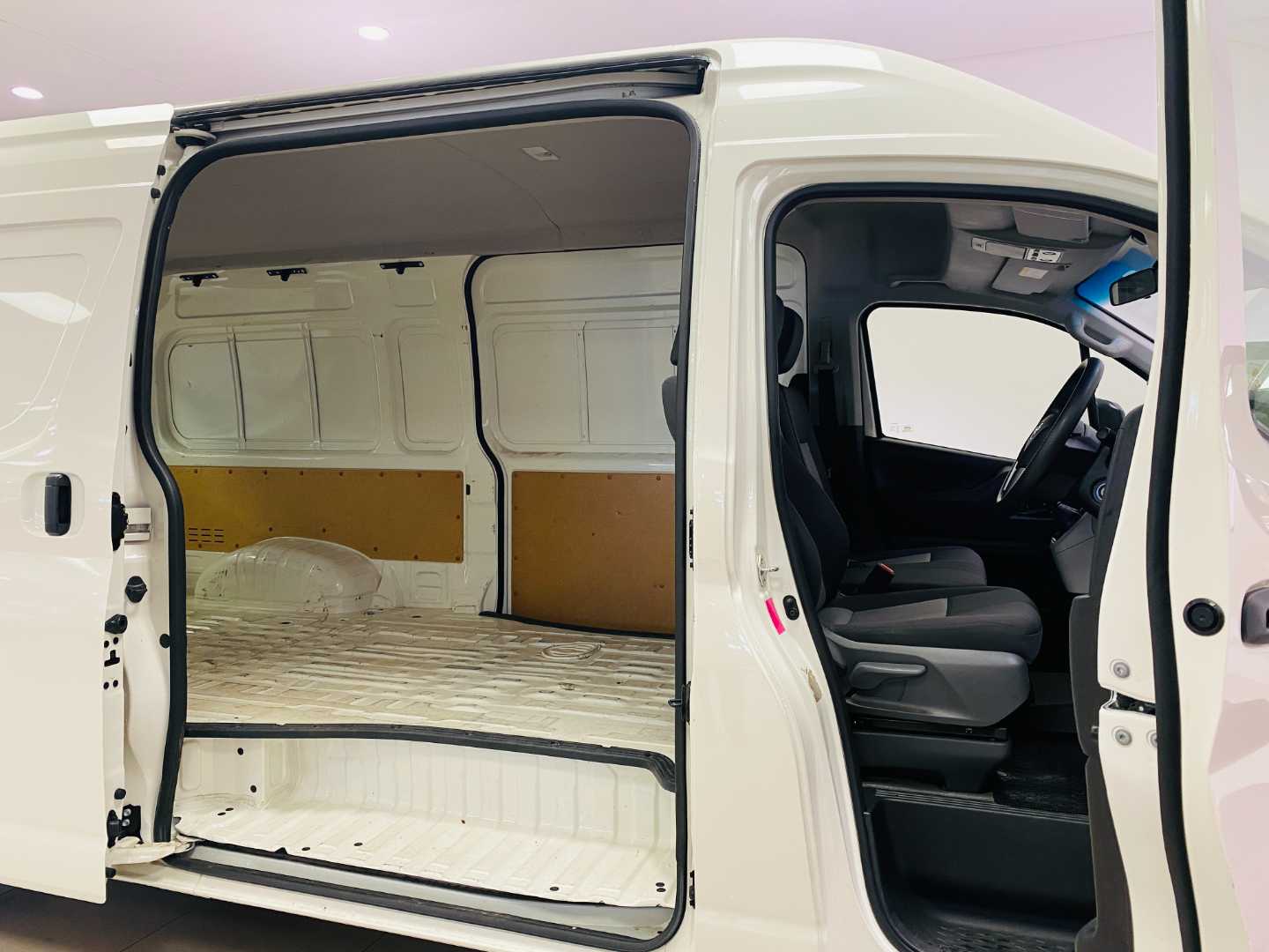2024 TOYOTA Quantum 2.8 Slwb F/C P/v - Image 17
