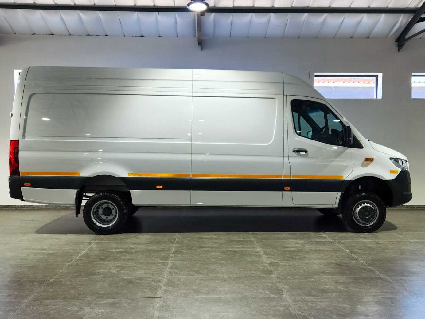2025 Mercedes-Benz Medium Commercial MB 519 CDI Sprinter PV AWD PRO - Image 3