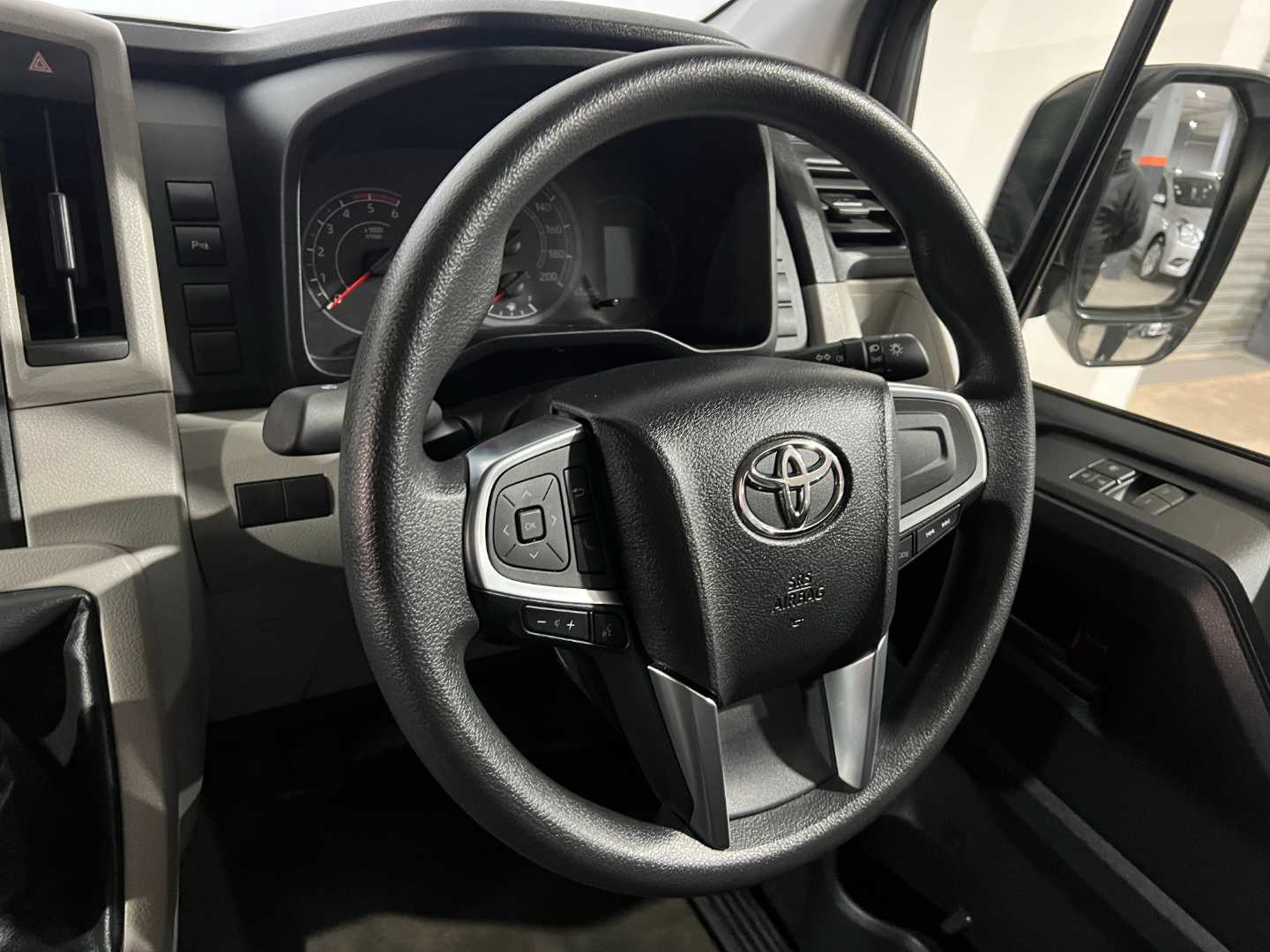 2024 TOYOTA Quantum 2.8 Slwb F/C P/v - Image 16