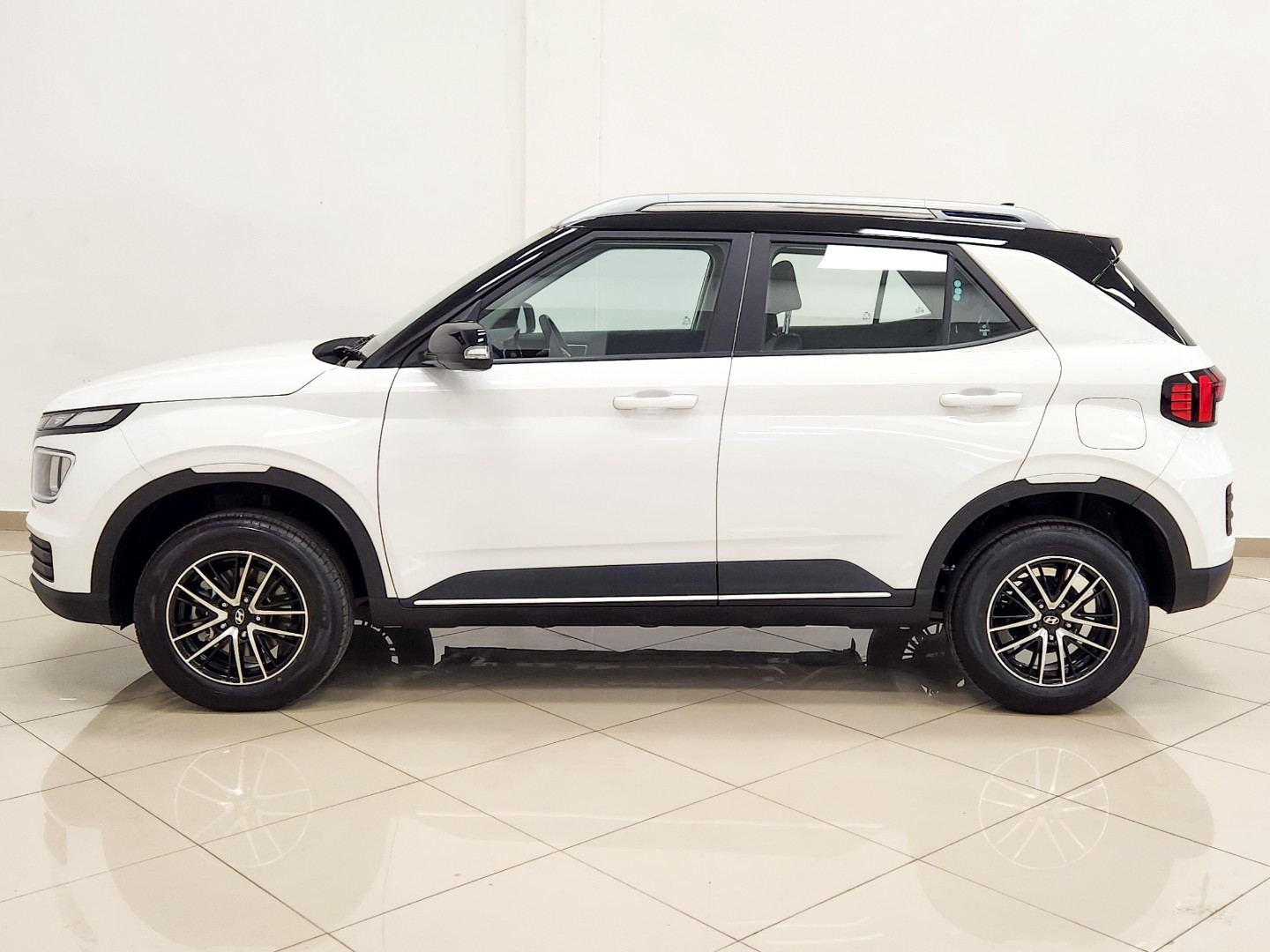 2025 HYUNDAI Venue 1.2 Executive Mt My24 - Image 4