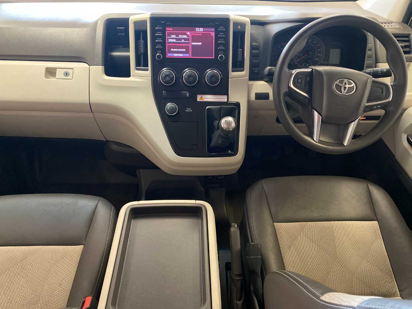 2023 TOYOTA Quantum 2.8 Gl 11 Seat - Image 10