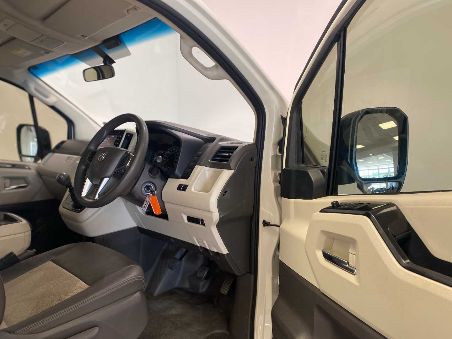 2023 TOYOTA Quantum 2.8 Gl 11 Seat - Image 8