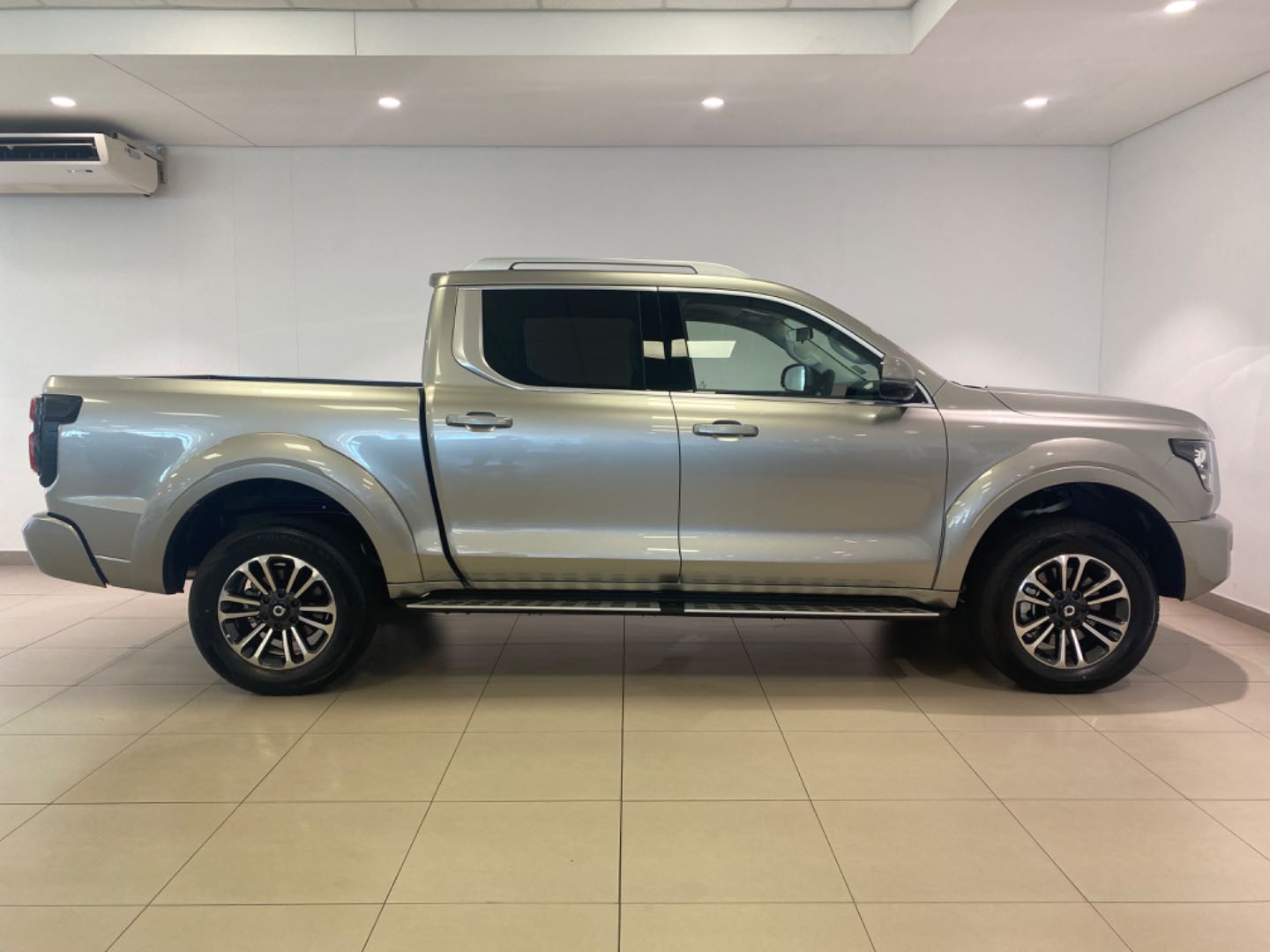 2025 GWM P500 2.4td Luxury 4x4 a/T D/C P/u - Image 3