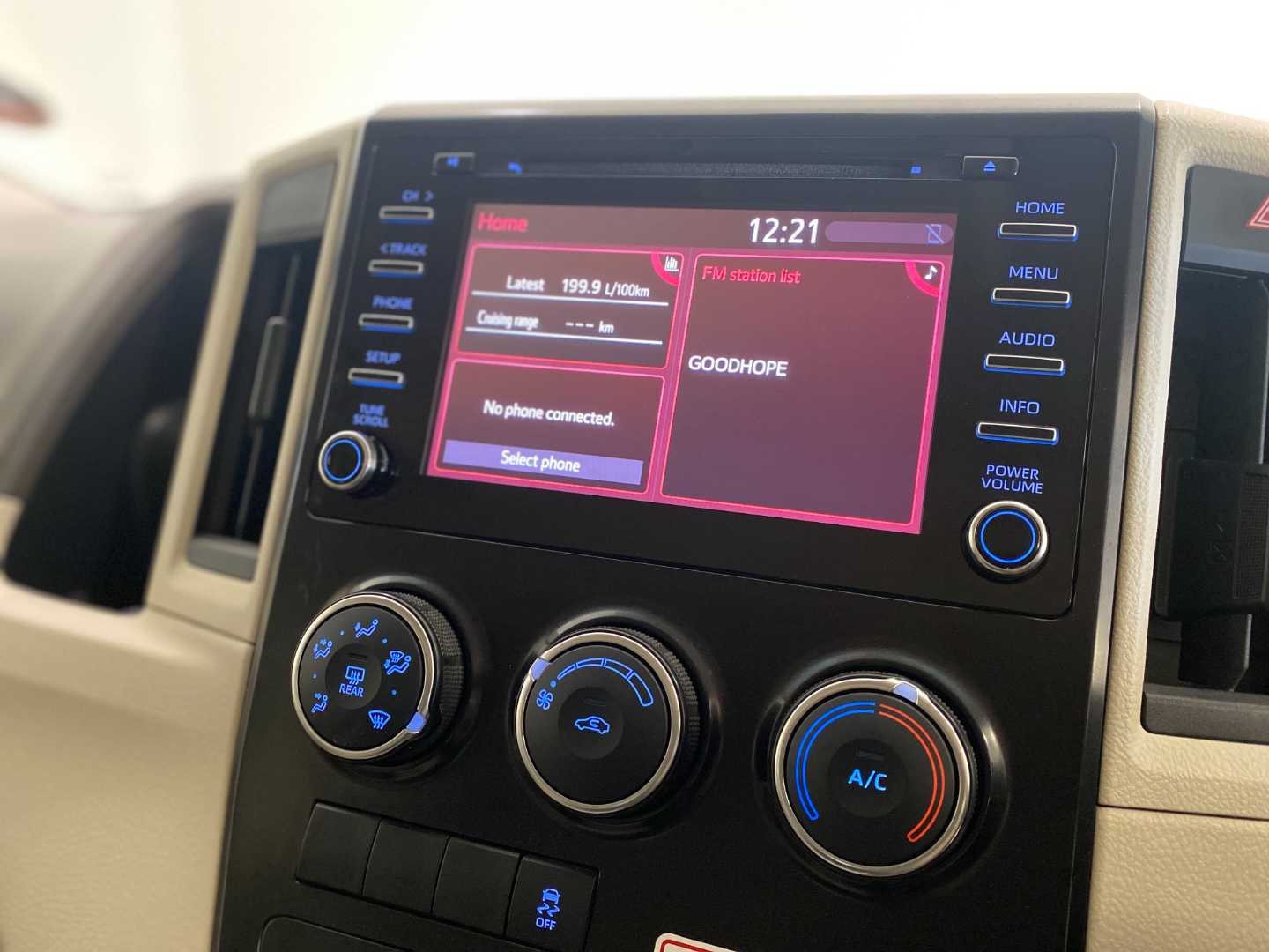 2023 TOYOTA Quantum 2.8 Gl 11 Seat - Image 13